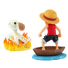 Figura de Luffy sobre una embarcación junto a Going Merry con llamas
