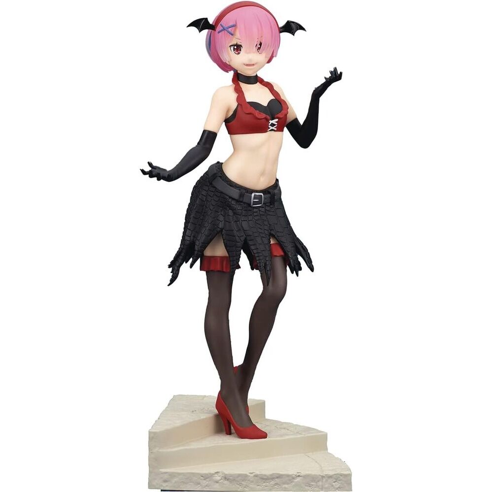 Figura de Ram de Re:Zero con alas negras sobre una base escalonada