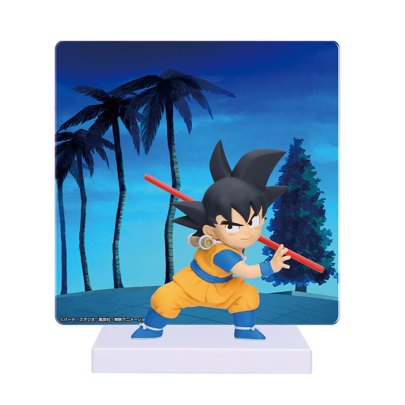 Figura de Son Goku de Dragon Ball Daima con bastón, panel ilustrado y base blanca