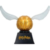 Figura hucha de la Snitch Dorada de Harry Potter con alas y base negra