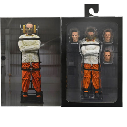 Figura articulada NECA de Hannibal Lecter con máscara y cabezas adicionales