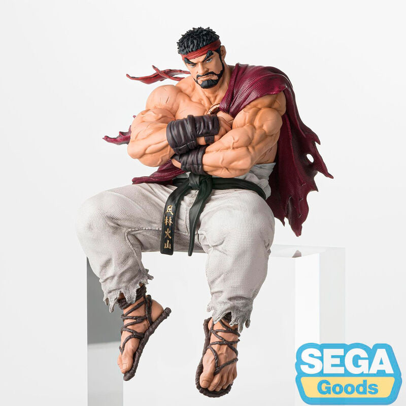 Figura de Ryu de Street Fighter VI sentado con los brazos cruzados