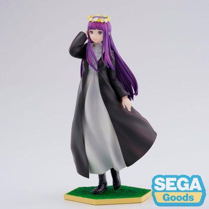 Figura de Fern de Frieren con corona de flores, vestido gris y negro y base verde - 2