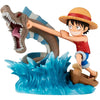 Figura de Monkey D. Luffy enfrentándose a un monstruo marino sobre una ola