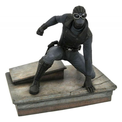 Figura de Spider-Man con traje negro sobre base urbana