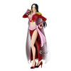 Figura de Boa Hancock de One Piece con atuendo rojo y capa clara