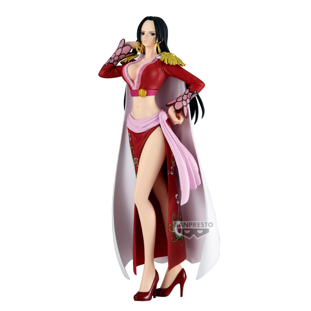Figura de Boa Hancock de One Piece con atuendo rojo y capa clara