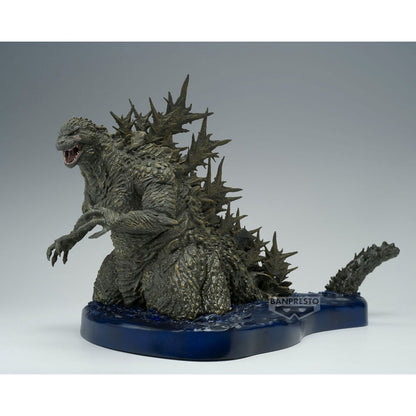 Figura de Godzilla Minus One de BANPRESTO sobre base azul oscuro - 4