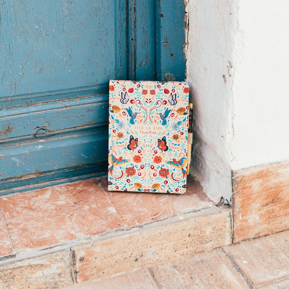 Set de cuaderno A5 y bolígrafo Frida Kahlo ERIK en caja de regalo - 6