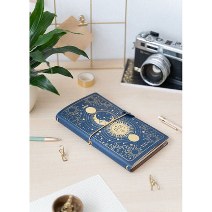 Cuaderno de viaje Astral ERIK azul marino con diseño astral dorado y cierre elástico - 6