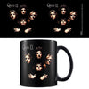 Taza negra de cerámica Queen II con imagen de los cuatro integrantes