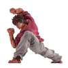 Figura Banpresto de Baki Hanma en postura de combate con ropa roja y pantalón blanco