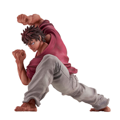 Figura Banpresto de Baki Hanma en postura de combate con ropa roja y pantalón blanco