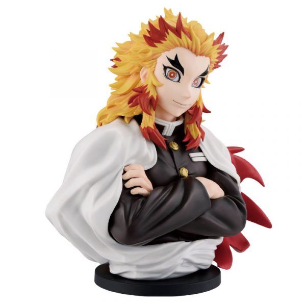 Figura Ichibansho de Kyojuro Rengoku con capa blanca y brazos cruzados