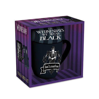 Set de taza negra y calcetines de Miércoles Wednesday - 2