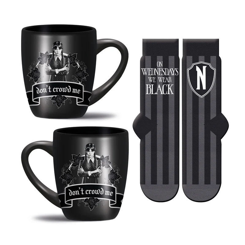Set de taza negra y calcetines de Miércoles Wednesday