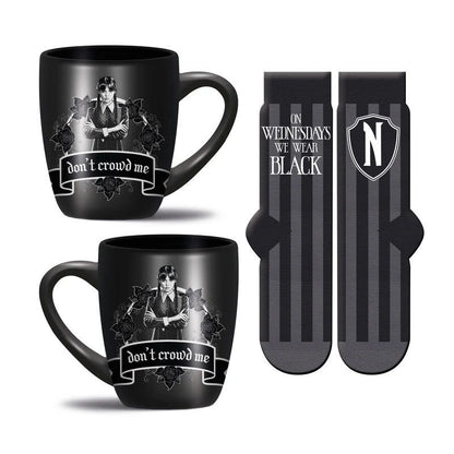 Set de taza negra y calcetines de Miércoles Wednesday