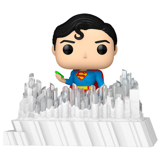 Figura Funko POP! Deluxe de Superman sobre una escena urbana de cristales
