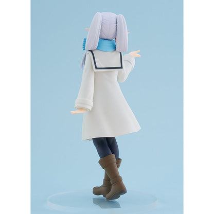 Figura POP UP PARADE de Frieren con abrigo blanco y bufanda azul - 3
