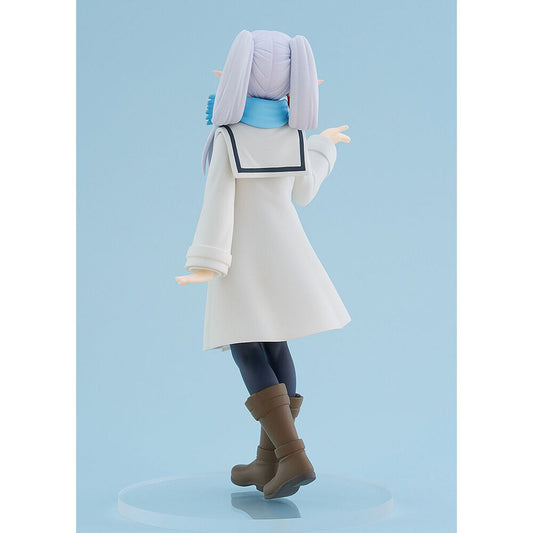 Figura POP UP PARADE de Frieren con abrigo blanco y bufanda azul - 3