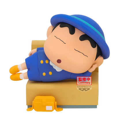 Figura de Shinnosuke de Crayon Shinchan tumbado sobre una base escolar