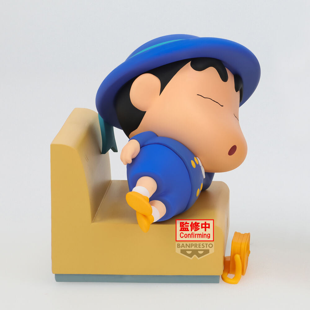 Figura de Shinnosuke de Crayon Shinchan tumbado sobre una base escolar - 3