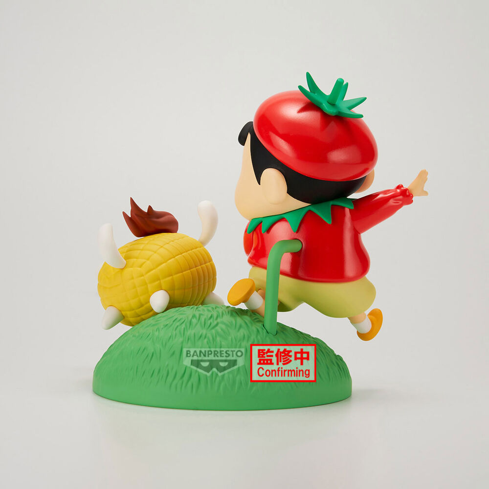 Figura de Shinnosuke con disfraz vegetal sobre una base verde - 4
