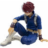 Figura de Shoto sentado con uniforme azul de My Hero Academia