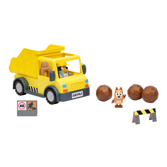Camión volquete amarillo de Bluey con figuras, rocas y señales