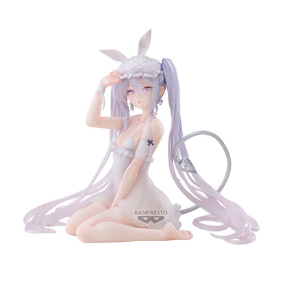 Figura Banpresto Rurudo Sleepy Bunny sentada con orejas de conejo y cabello lavanda