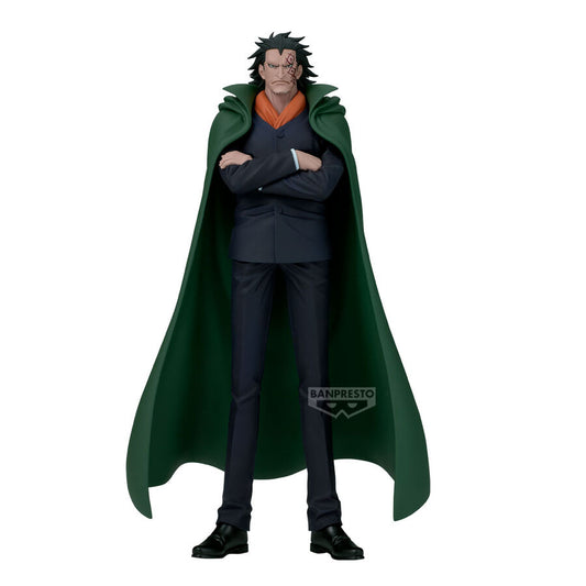 Figura de Monkey D. Dragon de One Piece con capa verde y brazos cruzados