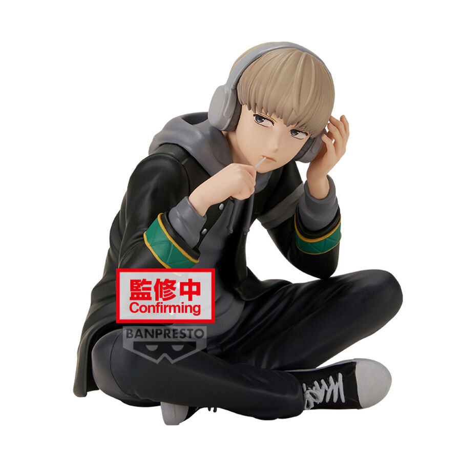 Figura de Kaji Ren de Wind Breaker sentado con auriculares