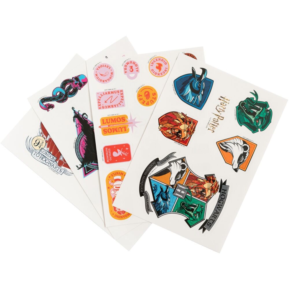 Set de cuatro hojas de pegatinas reutilizables de Harry Potter con diseños de Hogwarts