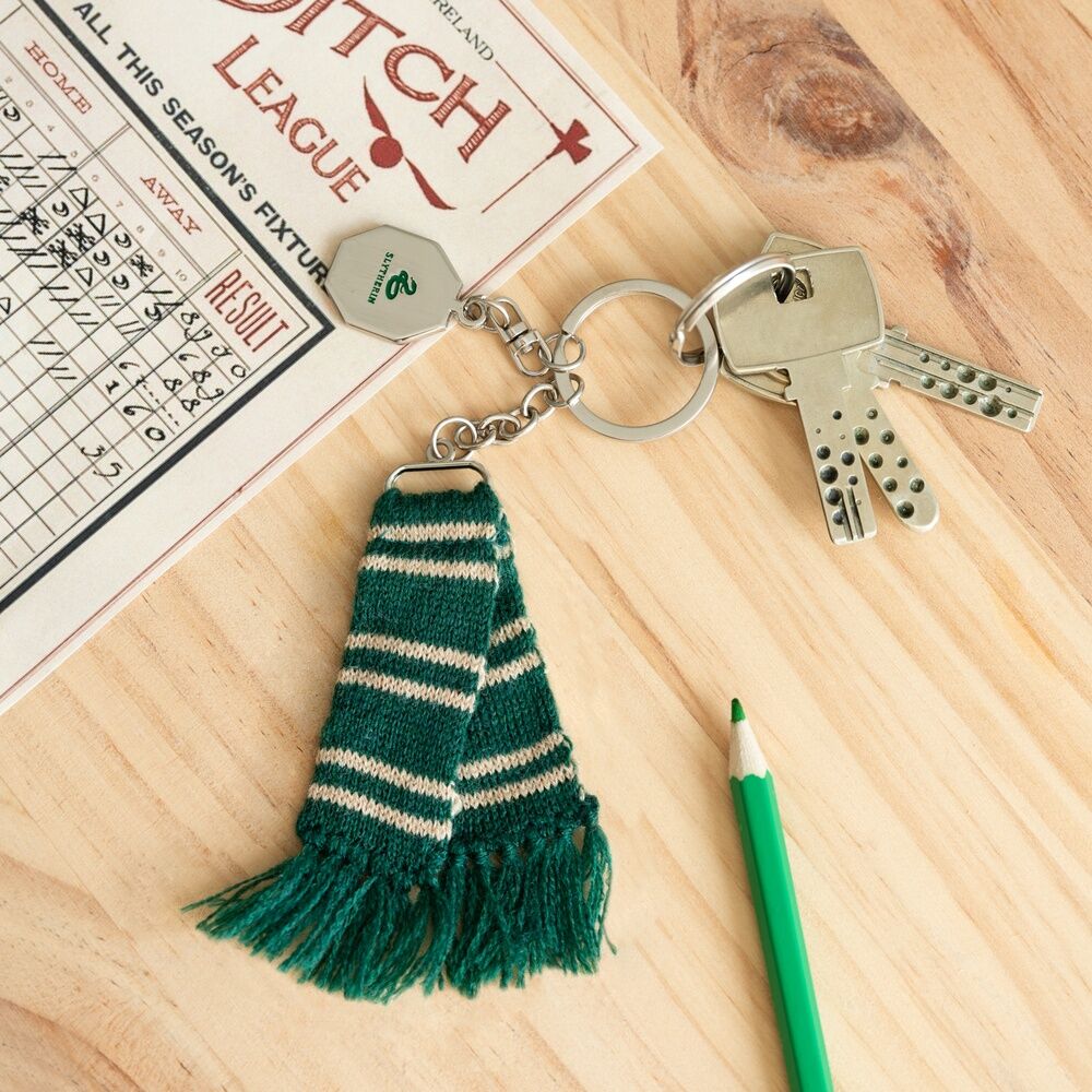 Llavero bufanda verde de Slytherin con flecos y placa metálica - 3