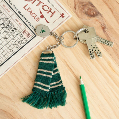 Llavero bufanda verde de Slytherin con flecos y placa metálica - 3