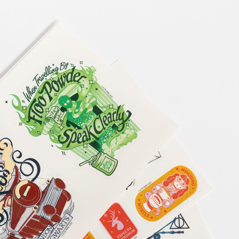 Set de cuatro hojas de pegatinas reutilizables de Harry Potter con diseños de Hogwarts - 4
