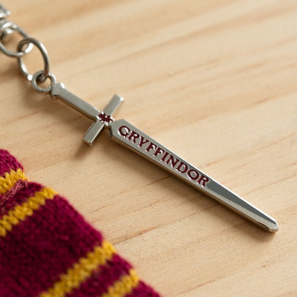 Llavero bufanda granate y amarilla de Gryffindor con colgante de espada - 4