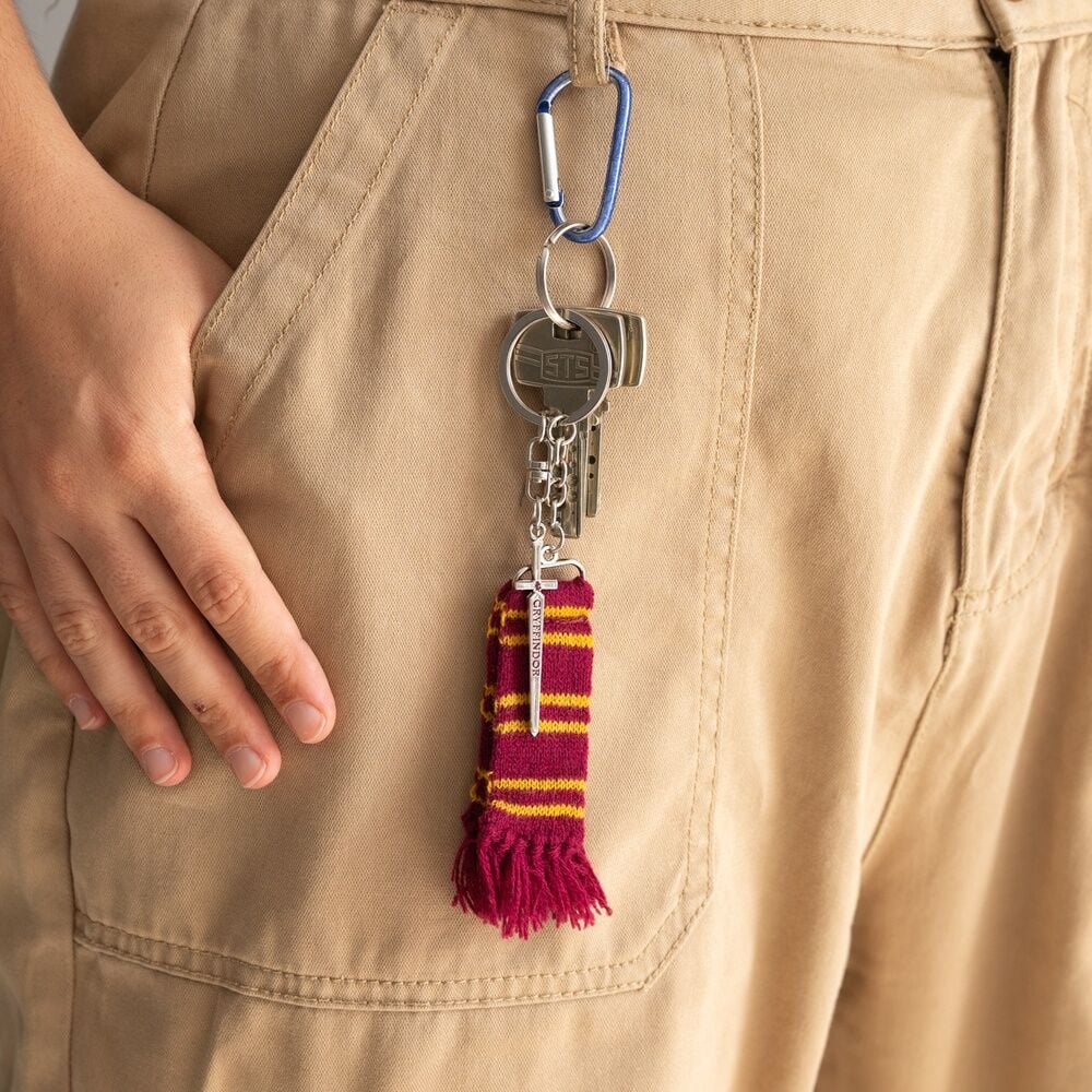 Llavero bufanda granate y amarilla de Gryffindor con colgante de espada - 5