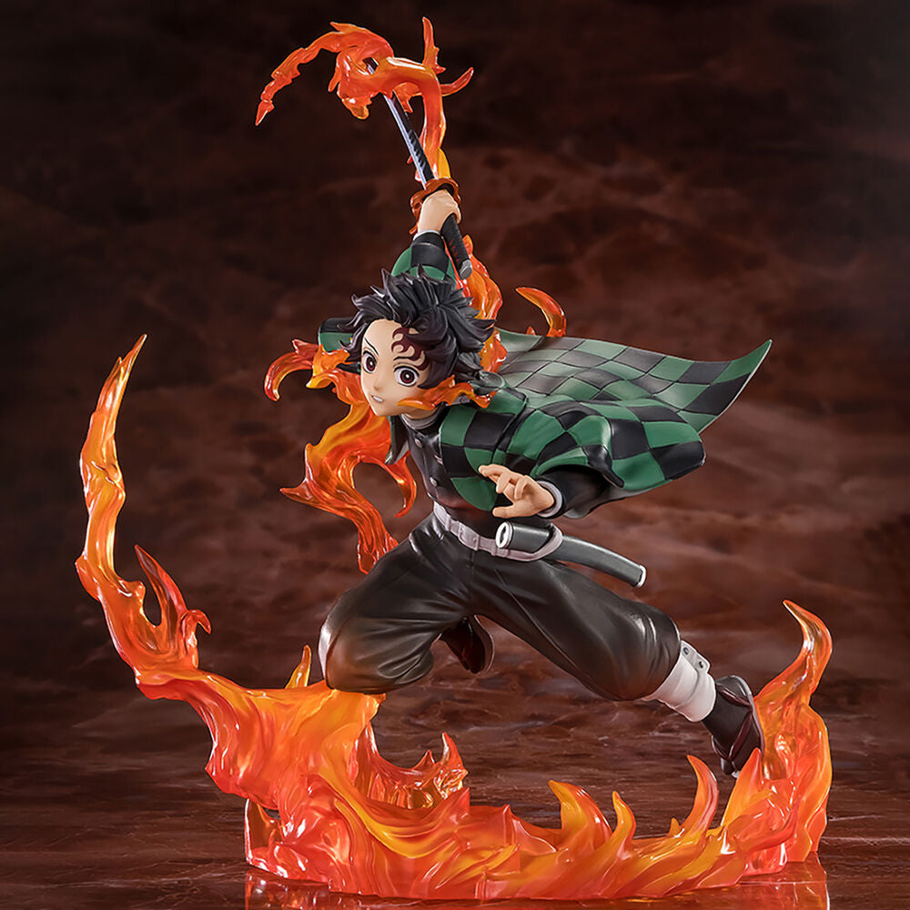 Figura de Tanjiro Kamado con efectos de fuego de Demon Slayer