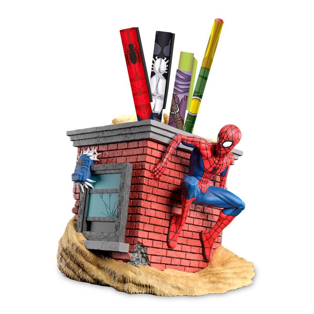 Portalápices de cerámica de Spider-Man sobre una fachada de ladrillo con lapiceros