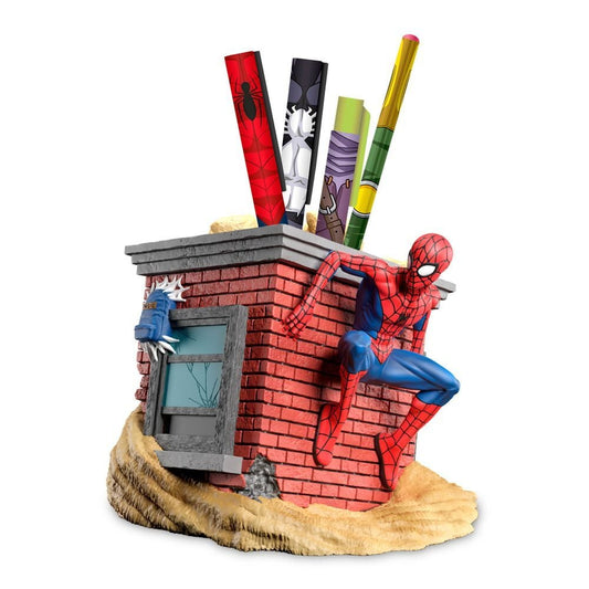 Portalápices de cerámica de Spider-Man sobre una fachada de ladrillo con lapiceros