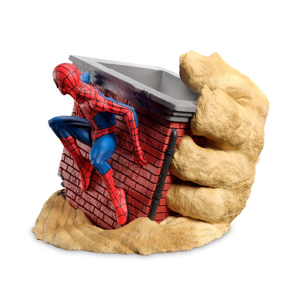 Portalápices de cerámica de Spider-Man sobre una fachada de ladrillo con lapiceros - 2