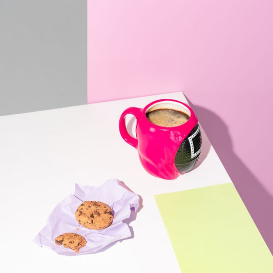 Taza 3D fucsia de El Juego del Calamar con máscara geométrica - 4