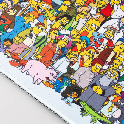 Alfombrilla gaming ERIK de Los Simpsons con numerosos personajes sobre fondo azul claro - 5