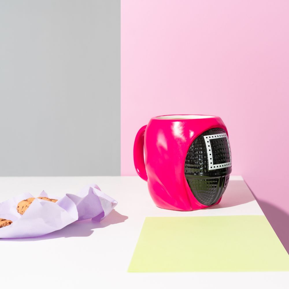 Taza 3D fucsia de El Juego del Calamar con máscara geométrica - 5