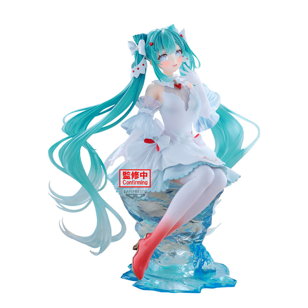 Figura Clione Crearluxe de Hatsune Miku con vestido blanco sobre base azul translúcida