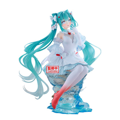 Figura Clione Crearluxe de Hatsune Miku con vestido blanco sobre base azul translúcida