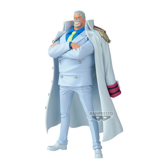 Figura de Monkey D. Garp de One Piece con capa y brazos cruzados