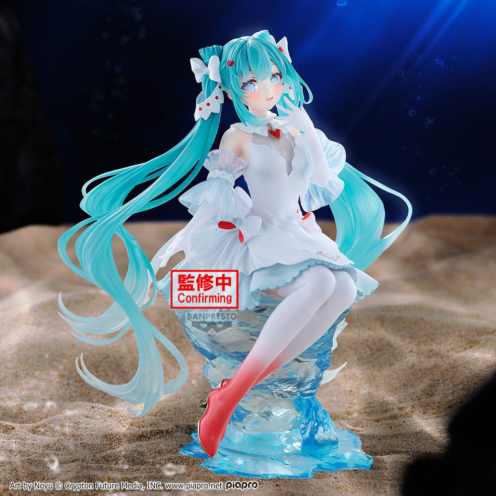 Figura Clione Crearluxe de Hatsune Miku con vestido blanco sobre base azul translúcida - 2