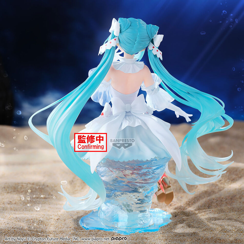 Figura Clione Crearluxe de Hatsune Miku con vestido blanco sobre base azul translúcida - 3